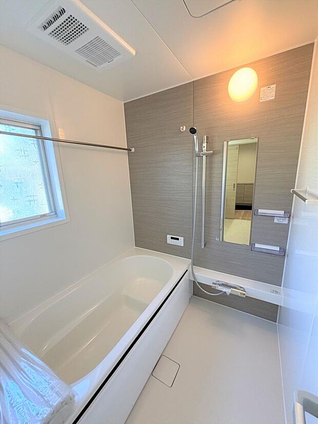 【リフォーム済／ユニットバス】浴室はハウステック製の新品のユニットバスに交換しました。浴槽には滑り止めの凹凸があり、床は濡れた状態でも滑りにくい加工がされている安心設計です。足を伸ばせる1坪サイズの広