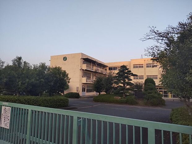 【周辺環境／小学校】磐田北小学校まで約1300ｍです。徒歩で約15分ですので、お友達と楽しく登下校できますね。