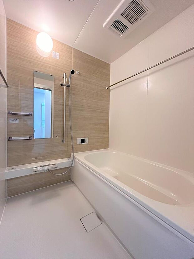 【ユニットバス/リフォーム後】浴室はハウステック製の新品のユニットバスに交換いたしました。足を伸ばせる1坪サイズの広々とした浴槽で、1日の疲れをゆっくり癒すことができます。