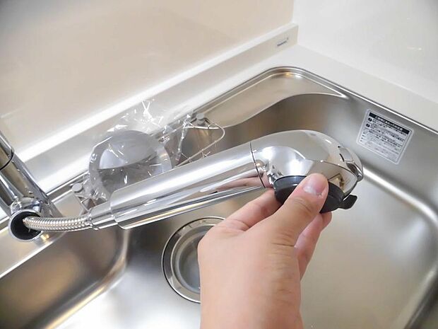 【同仕様写真／キッチン】新品交換したキッチンの水栓金具はノズルが伸びてシンクのお手入れもラクラクです。水栓本体には浄水機能が内蔵されていて、おいしいお水をつくります。