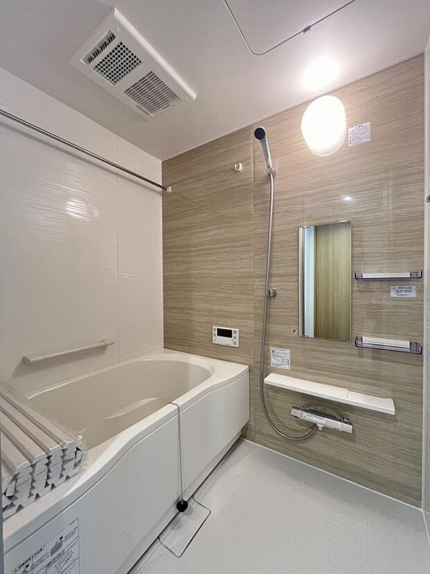 【ユニットバス】浴室はハウステック製の新品のユニットバスに交換しました。浴槽には滑り止めの凹凸があり、床は濡れた状態でも滑りにくい加工がされている安心設計です。
