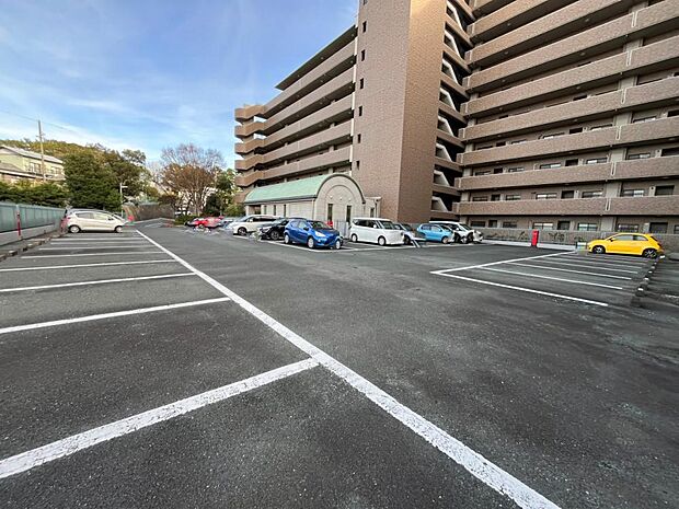 【敷地内駐車場】敷地内駐車場1台継承可能で、平置きの駐車場となっております。来客用の駐車場も3区画ございます。