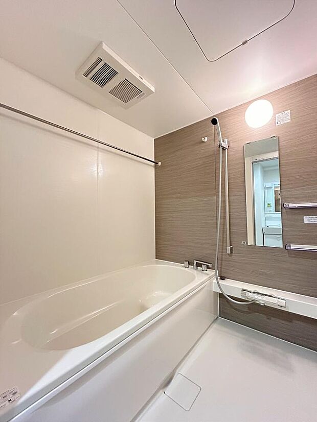 【リフォーム中／ユニットバス（5/2撮影）】浴室はハウステック製の新品のユニットバスに交換します。浴槽には滑り止めの凹凸があり、床は濡れた状態でも滑りにくい加工がされている安心設計です。