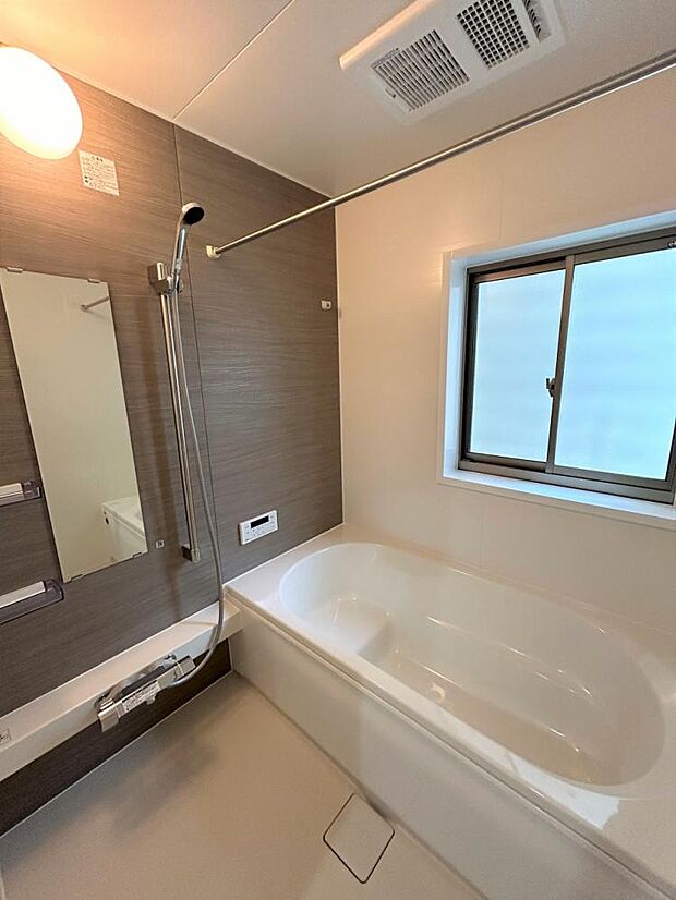 【リフォーム済／ユニットバス】浴室はハウステック製の新品のユニットバスに交換しました。浴槽には滑り止めの凹凸があり、床は濡れた状態でも滑りにくい加工がされている安心設計です。足を伸ばせる1坪サイズの広