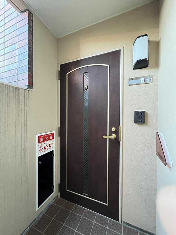 【1階玄関（外観）】玄関ドアのカギは新品交換を行います。防犯面でも安心です。（2/26撮影)