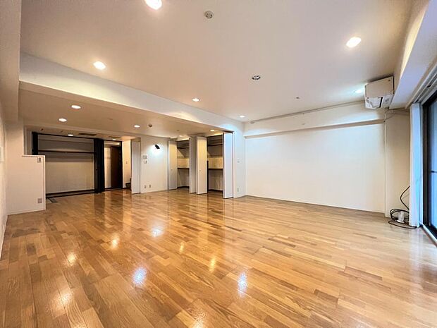 【地下1階洋室】別角度から撮影した写真です。広い部屋に対して十分な収納スペースが取られています。（2/26撮影)