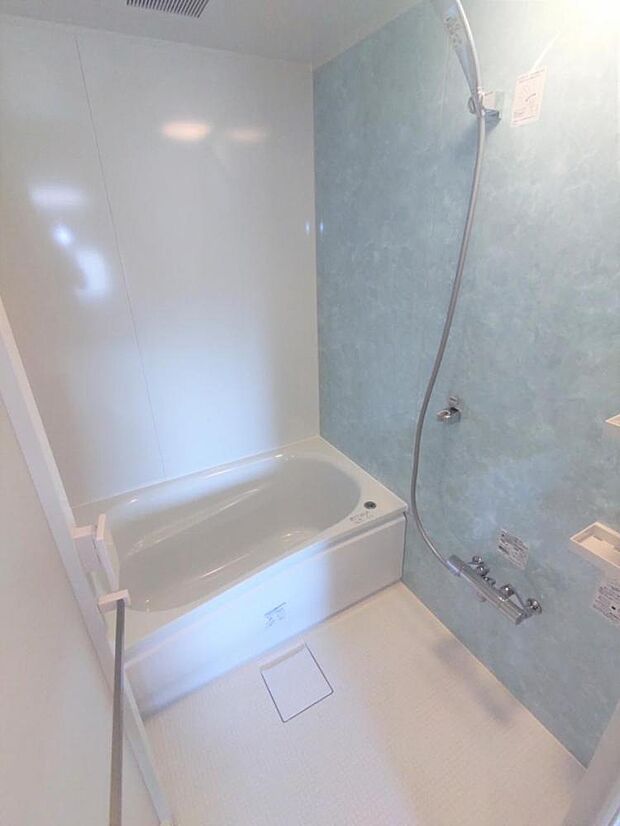【リフォーム済/浴室】浴室は前所有者様により、交換が行われているため、クリーニングを行いました。