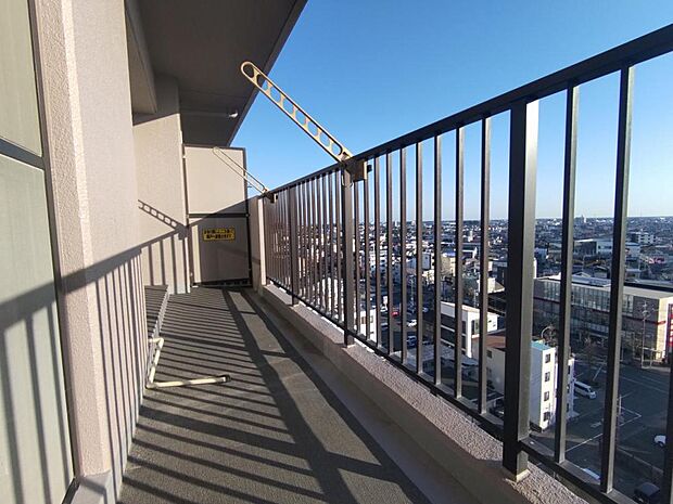 【バルコニー】12階と高層階に位置するため日を遮る建物もなく、お洗濯物も良く乾きそうですね。