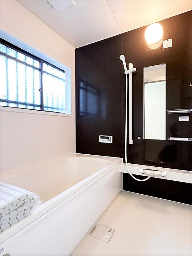 【リフォーム済】浴室は新品のユニットバスに交換しました。浴槽には滑り止めの凹凸があり、床は濡れた状態でも滑りにくい加工がされている安心設計です。