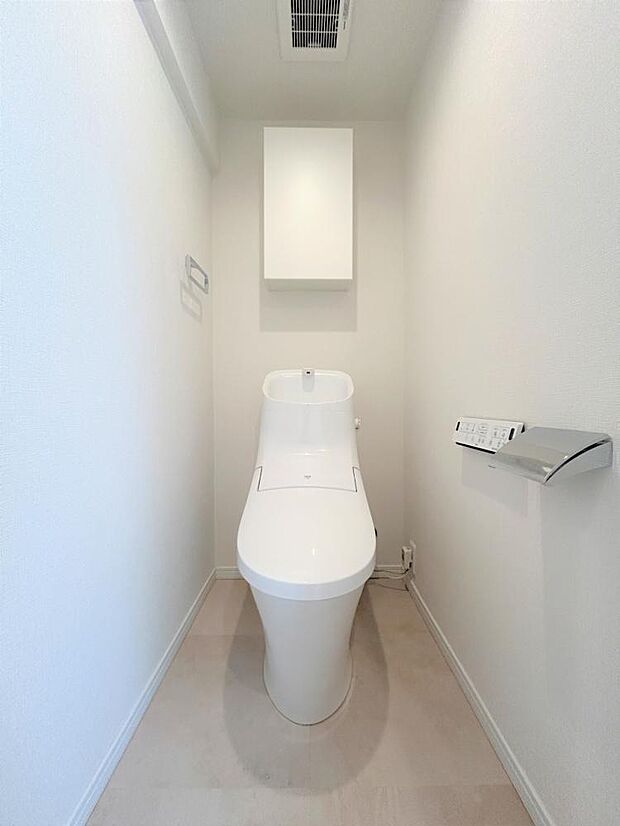 【トイレ】トイレはウォシュレット機能付きで毎日快適に使用できます。トイレに棚があるのは嬉しいポイントですね。