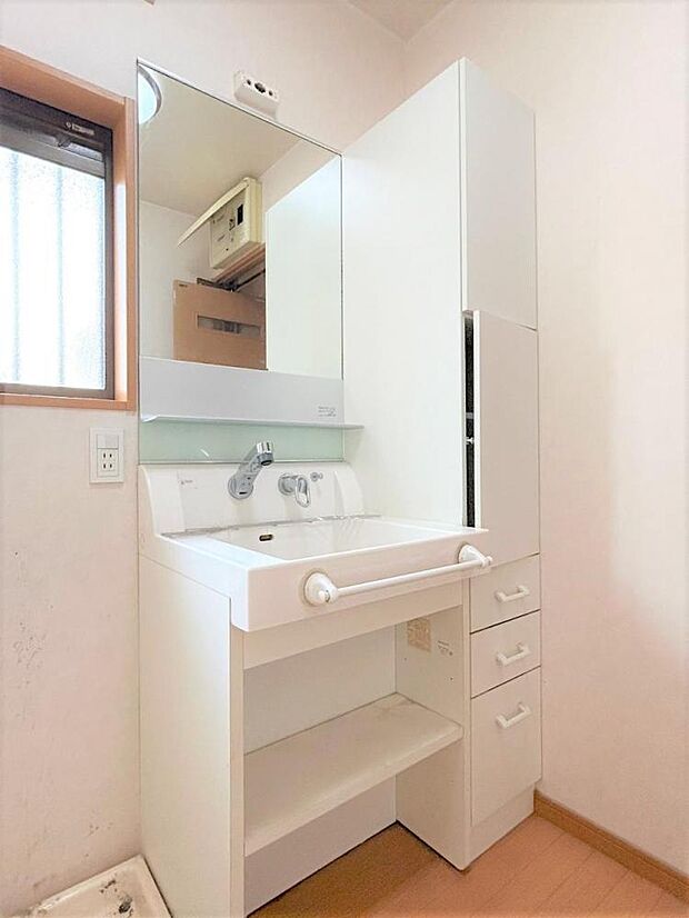 【洗面台】洗面化粧台の収納スペースには身支度時の備品や洗濯用品などをしまっておけます。整理整頓された洗面脱衣室はいつもスッキリした空間。