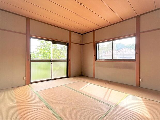 【2階西側8畳和室】和室は寝室としても使用できます。イ草の香りが心地いい室内ならゆっくりと休んでいただけます。