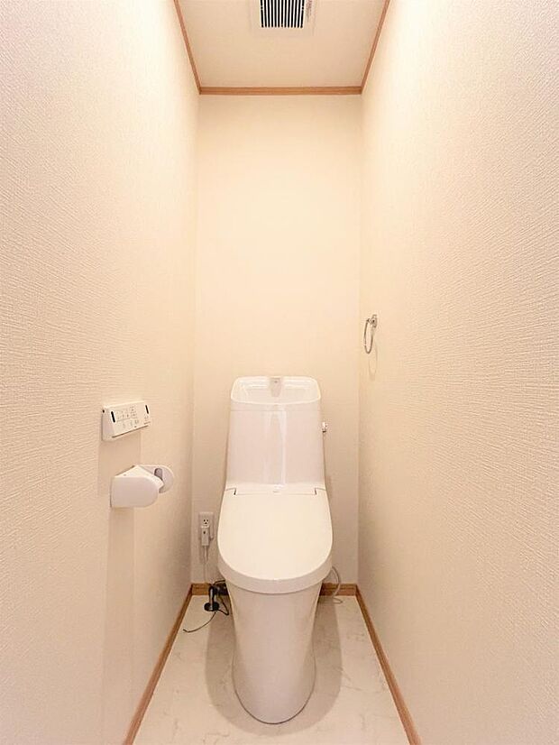 【リフォーム完成】トイレ写真です。LIXIL製の新品のトイレに交換いたしました。