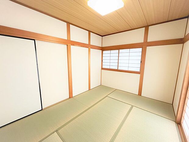 【リフォーム完成】和室別角度写真です。天井・壁はクロス張替え、畳は表替えを行いました。