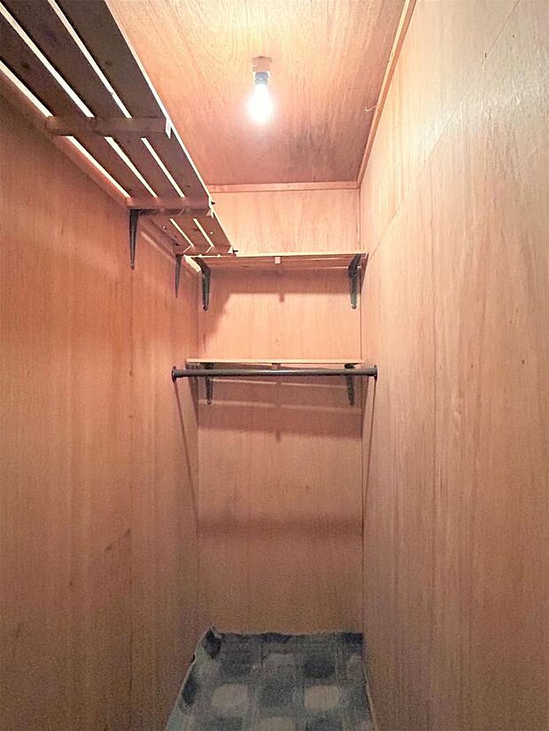 【リフォーム中】2階納戸写真です。棚は撤去し、クロスを張って仕上げます。