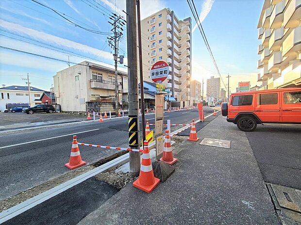早田栄町のバス停まで約100ｍ。バス停まで徒歩約1分と近いので、お車がない方でもお買い物や通勤に便利です。