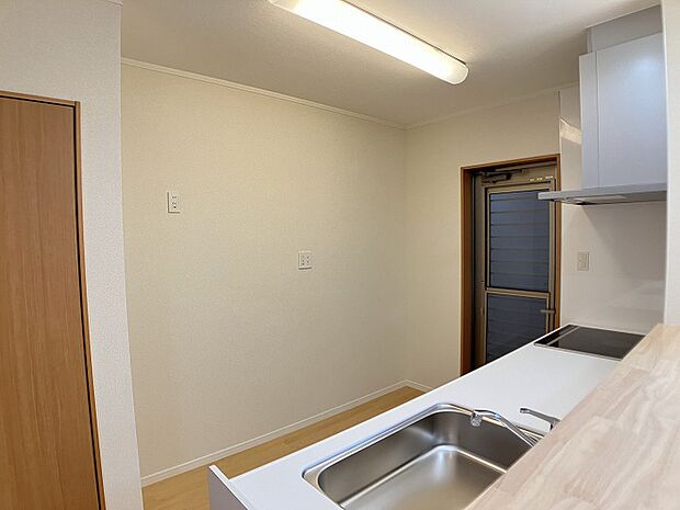 「キッチン」冷蔵庫や食器棚を置けるスペースございます。