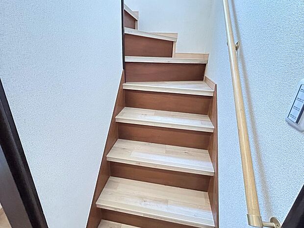 【リフォーム済】階段です。手すりは新品に交換し、床はクッションフロアを張りました。