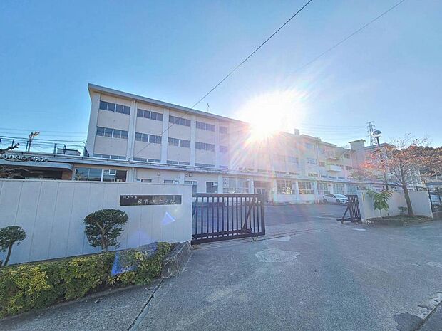 【中学校】岩野田中学校まで約400m（徒歩約6分）勉強に部活、充実した学校生活をお送りください。