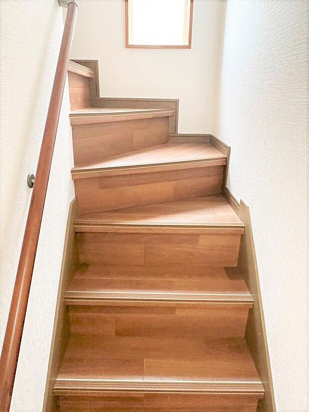 【リフォーム済】階段です。手すりは新設し、床はクッションフロアを張りました。