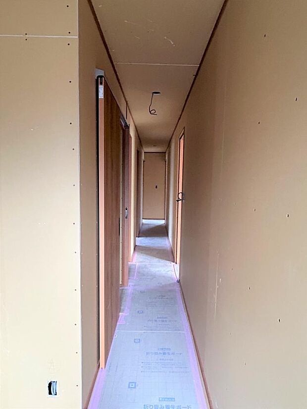 【リフォーム中】廊下　壁・天井クロス張替、床フローリング重ね張り、照明器具交換。