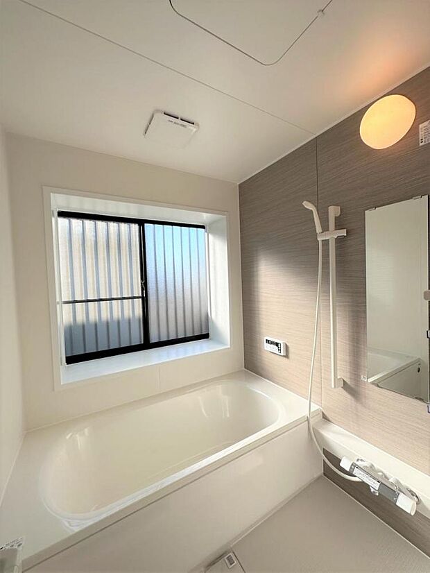 【リフォーム済写真】浴室はハウステック製の新品のユニットバスに交換しました。浴槽には滑り止めの凹凸があり、床は濡れた状態でも滑りにくい加工がされている安心設計です。