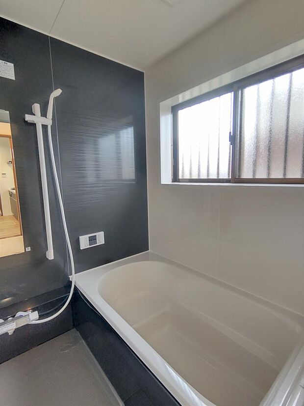 【リフォーム済写真】浴室はハウテック社製のユニットバスに交換しました。1坪の広々した浴槽で、お子様やお孫さんと一緒にお風呂を楽しんでください。 