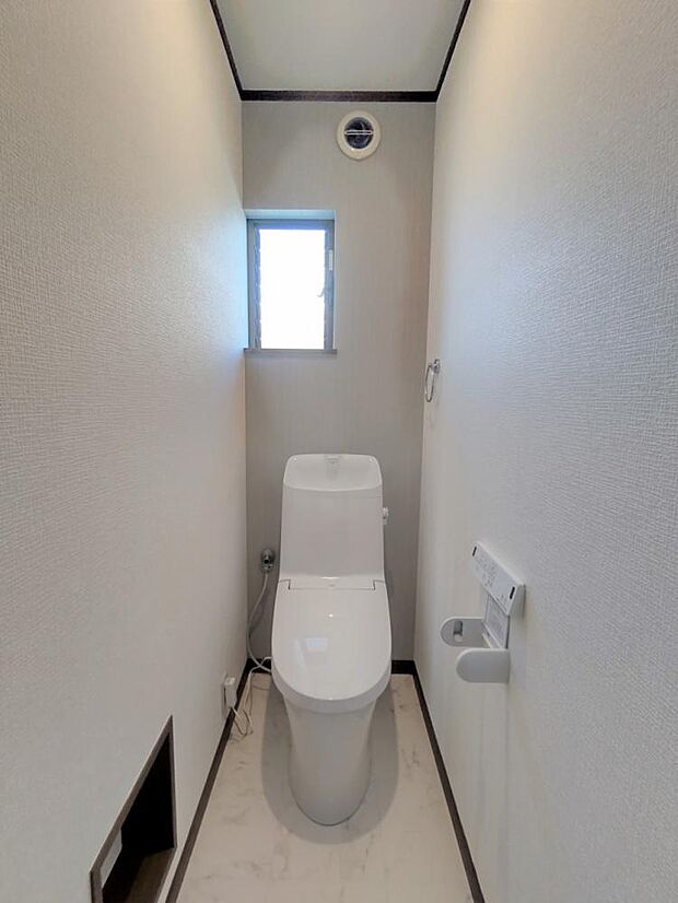 【リフォーム済写真】トイレはLIXIL製の温水洗浄機能付きに新品交換しました。キズや汚れが付きにくい加工が施してあるのでお手入れが簡単です。直接肌に触れるトイレは新品が嬉しいですよね。