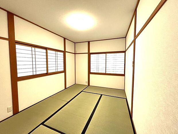 【リフォーム済】2階和室写真です。天井壁はクロスを張り、畳は表替えを行いました。
