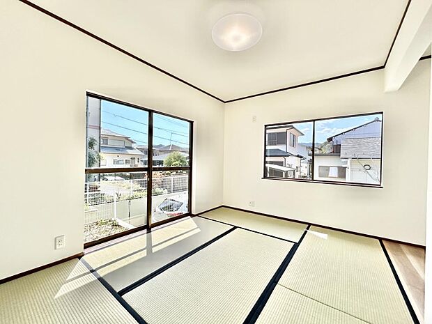 【リフォーム済】1階和室写真です。天井壁はクロスを張り、畳は表替えを行いました。