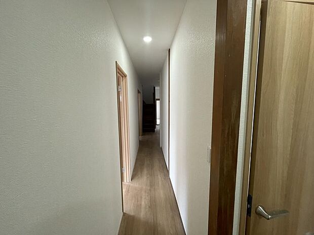 【リフォーム済】1階廊下です。フローリング張替え、壁天井クロス張替え、照明交換を行いました。