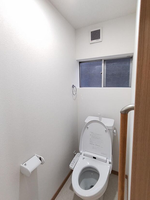 【リフォーム済】1階トイレの写真です。トイレは新品交換し、クロス張替え・クッションフロア張替え・照明交換を実施しました。