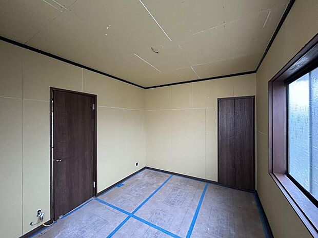 【リフォーム中】1階6帖の洋室別角度写真です。クローゼットを新設する予定です。