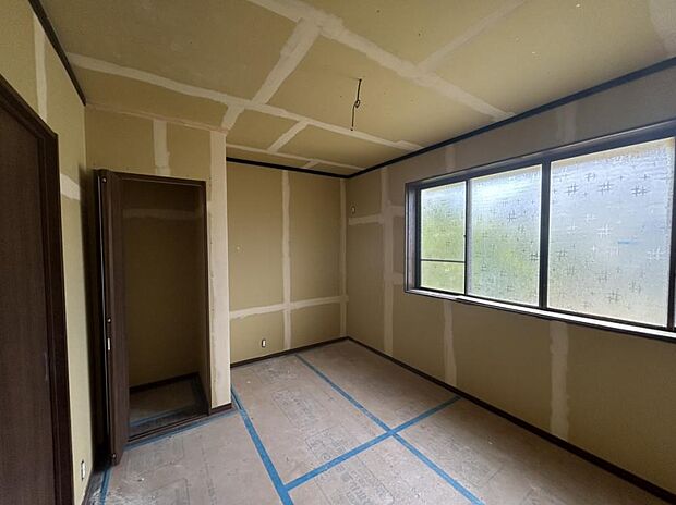 【リフォーム中】1階7帖の洋室の写真です。床はフローリングに張替えます。天井や壁のクロスの張替え、照明の交換も行う予定です。