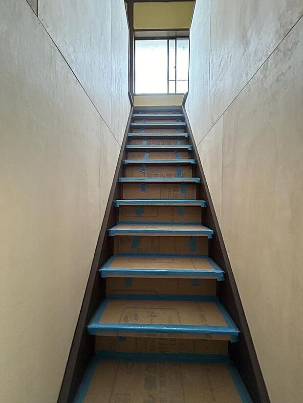 【リフォーム中】階段の写真です。床は塗装を行い、手すりを新設する予定です。お年寄りやお子様も安心ですね。