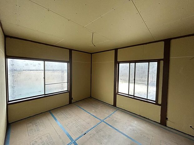 【リフォーム中】2階6帖和室の写真です。床はフローリングの張替えを行い洋室に変更予定です。また、天井や壁のクロスの張替えも行います。
