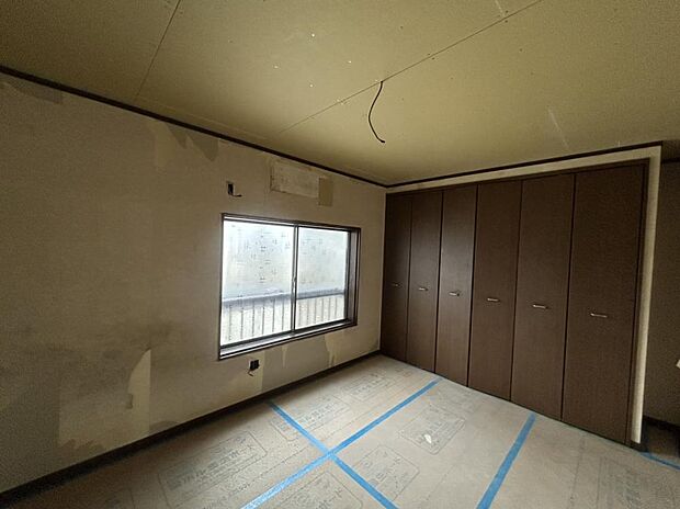 【リフォーム中】2階洋室7帖の写真です。床はフローリングの重ね張りを行い、天井や壁のクロスの張替えを行う予定です。