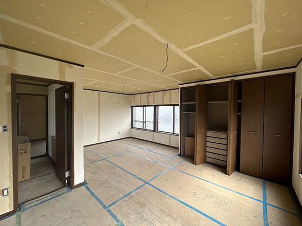 【リフォーム中】2階15帖洋室の写真です。大きなクローゼットがついているのでお部屋をスッキリ保てそうですね。