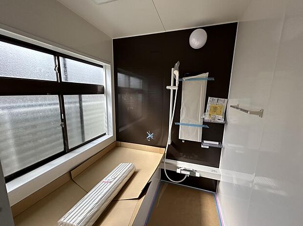 【リフォーム済】浴室はハウステック製の新品のユニットバスに交換します。浴槽には滑り止めの凹凸があり、床は濡れた状態でも滑りにくい加工がされている安心設計です。