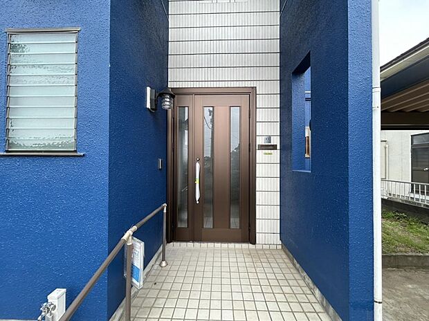【リフォーム済】玄関の写真です。玄関扉は交換いたしました。