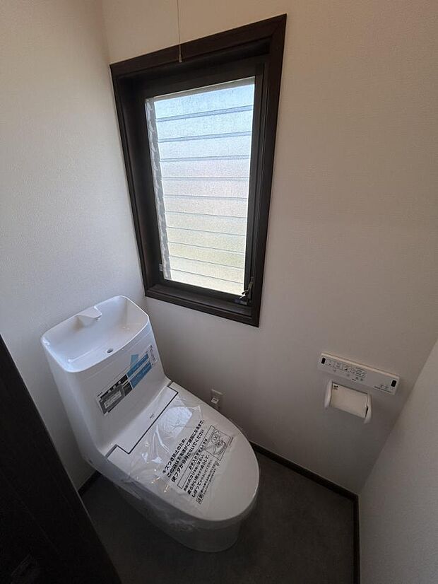 【リフォーム中】2階トイレの写真です。便器は1階同様新品に交換いたします。