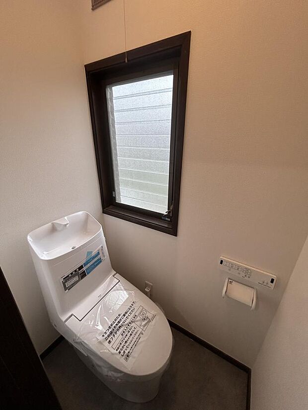 【リフォーム済】2階トイレの写真です。便器は1階同様新品に交換いたしました。