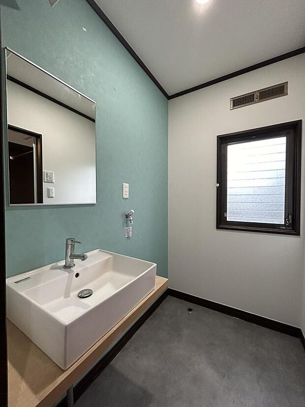 【リフォーム済】洗面室の写真です。天井と一部壁のクロスの張替えを行いました。洗面台はクリーニングを行います。