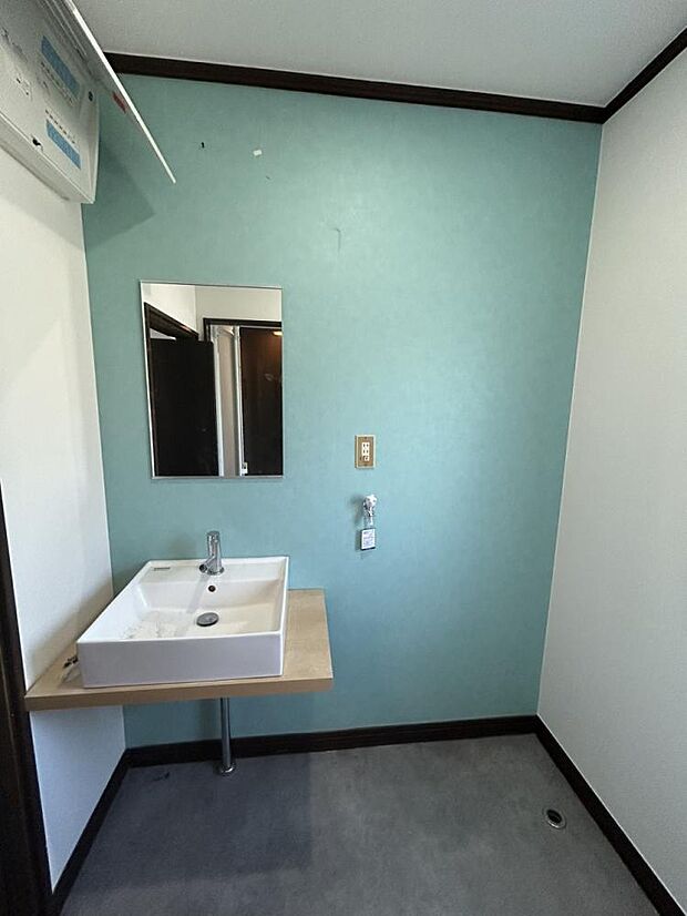 【リフォーム中】洗面室の写真です。天井と一部壁のクロスの張替えを行います。洗面台はクリーニングを行います。