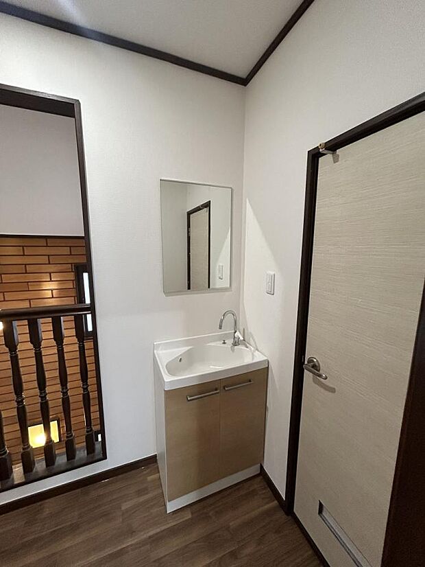 【リフォーム済】2階トイレ前の洗面台の写真です。洗面台はクリーニングを行います。