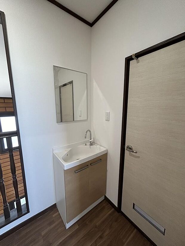 【リフォーム中】2階トイレ前の洗面台の写真です。洗面台はクリーニングを行います。