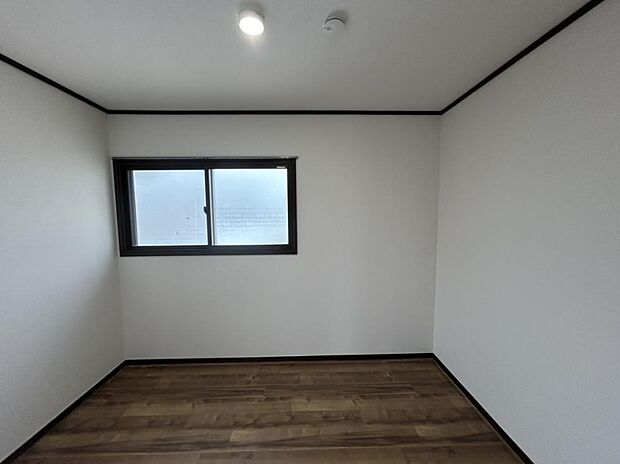【リフォーム済】2階納戸の写真です。クロスの張替えと照明の交換をいたしました。