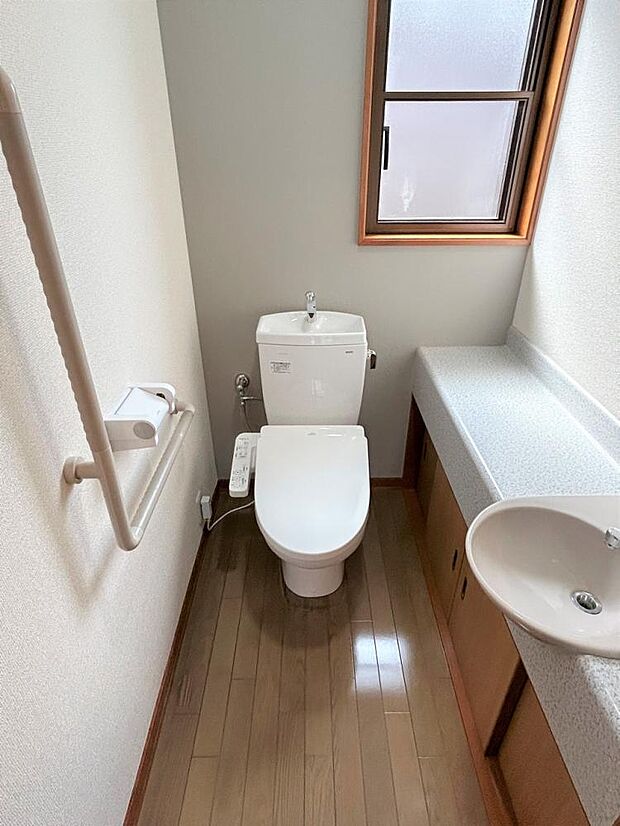 【リフォーム済】トイレはTOTO製の温水洗浄機能付きに新品交換。表面は凹凸がないため汚れが付きにくく、継ぎ目のない形状でお手入れが簡単です。節水機能付きなのでお財布にも優しいですね。