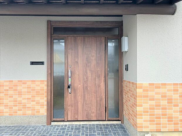 【リフォーム済】玄関の写真です。玄関ドアは新品に交換しました。照明やインターホンも交換しました。