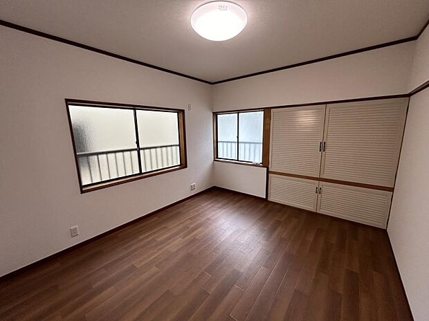 【リフォーム済】2階洋室の写真です。床はクッションフロアを張り、天井・壁はクロスを張替えました。二方向に窓があるのは嬉しいですね。